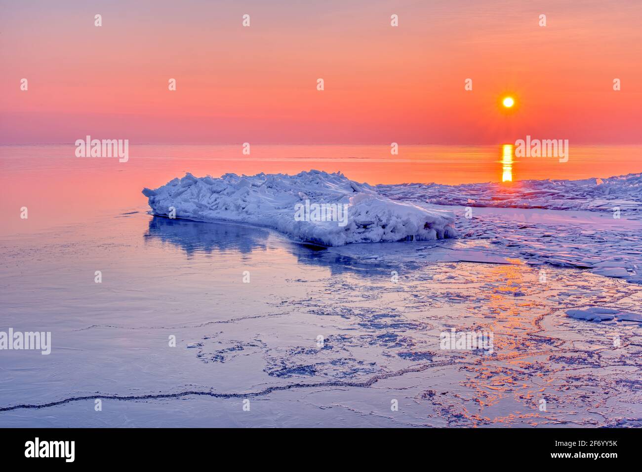 Schöner, klarer Sonnenaufgang am Morgen mit Seeeisformationen am Great Lake Huron in der Nähe von Port Sanilac, Michigan, USA - ein Beispiel für das Eis der Great Lakes Stockfoto