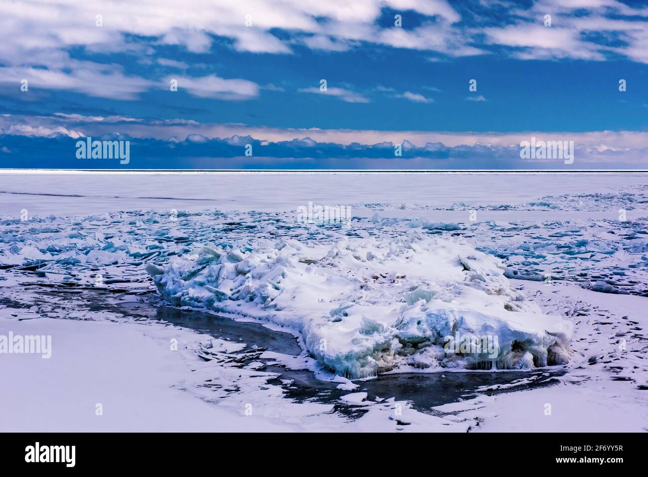 Gefrorene Skulpturen am Lake Huron mit blauem Eis, Port Sanilac, Michigan Stockfoto