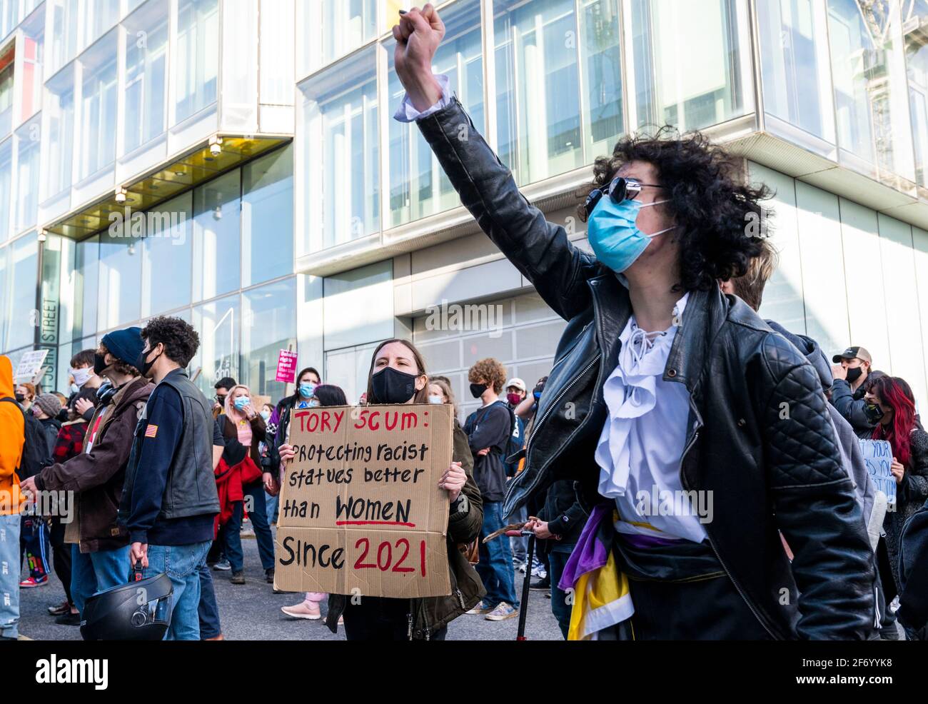 Brighton UK 3. April 2021 - Hunderte von Demonstranten, die den Gesetzentwurf töten, versammeln sich vor der Polizeistation Brighton, während sie an einem Protest gegen die umstrittene neue Gesetzesvorlage der Regierung teilnehmen, die der Polizei die Befugnis geben würde, gegen friedliche Proteste vorzugehen : Credit Simon Dack / Alamy Live News Stockfoto