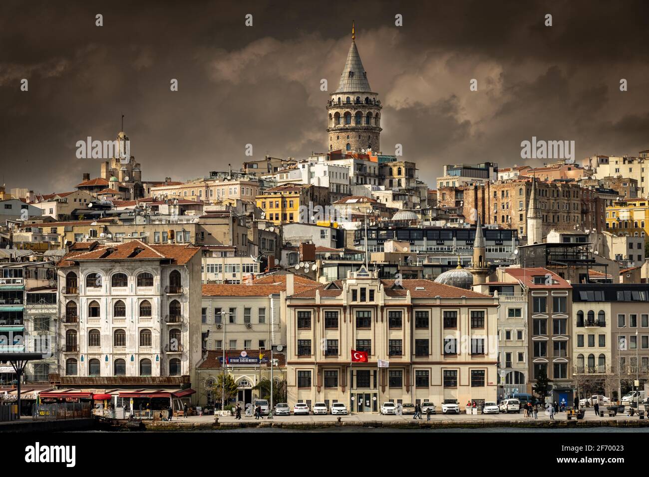 Skyline von Istanbul und Galata Tower an einem bewölkten Tag Stockfoto