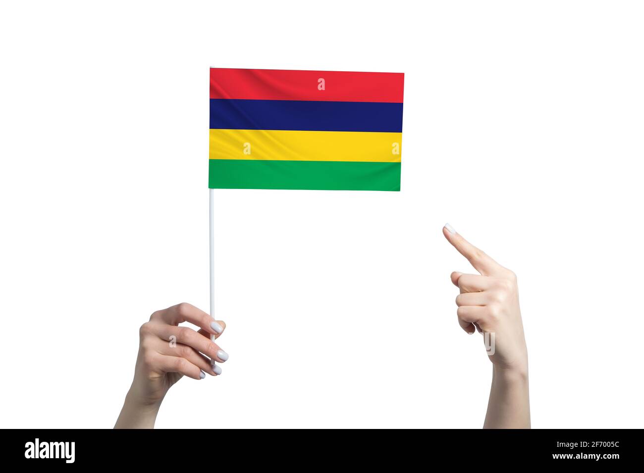 Eine schöne weibliche Hand hält eine Mauritius-Flagge, auf der sie den Finger ihrer anderen Hand zeigt, isoliert auf weißem Hintergrund. Stockfoto