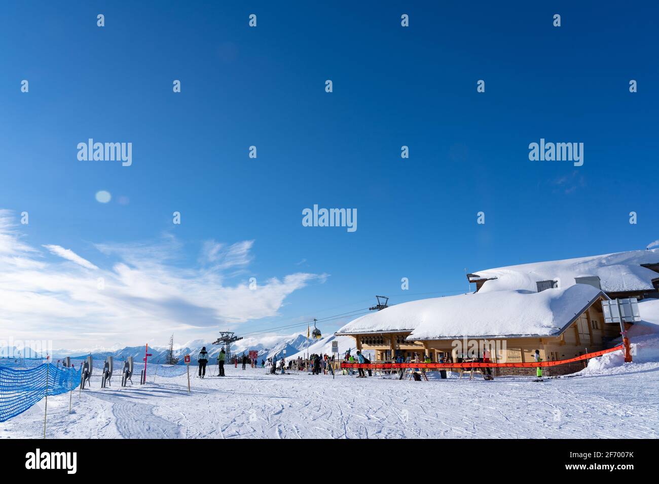 Wintersport-Enthusiasten im Restaurant Kaeserstatt auf dem Skigebiet Hasliberg Berner Oberland in der Schweiz ausruhen. Geschlossen im Innenbereich um 08 Uhr. Februar Stockfoto