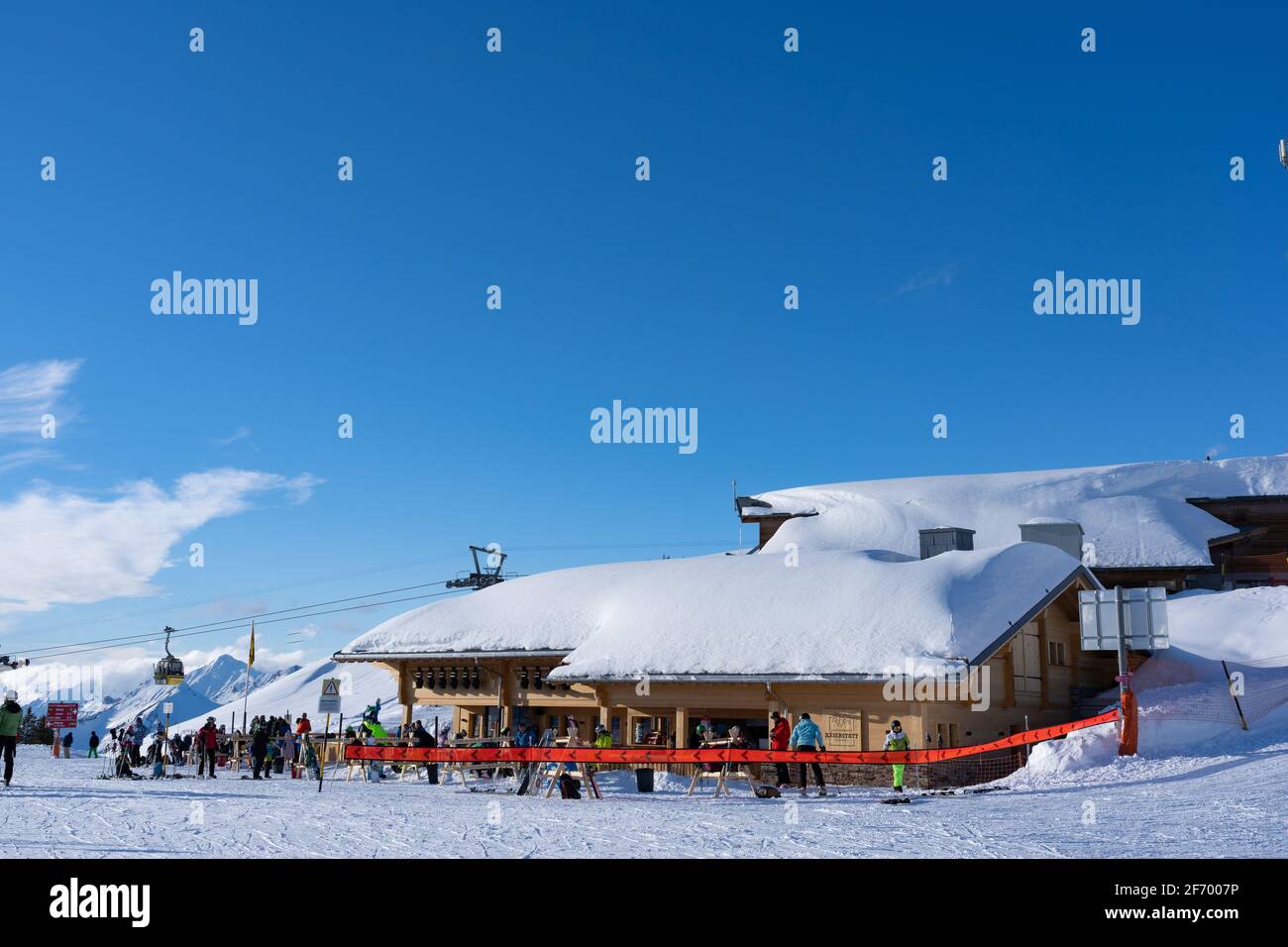 Wintersport-Enthusiasten im Restaurant Kaeserstatt auf dem Skigebiet Hasliberg Berner Oberland in der Schweiz ausruhen. Geschlossen im Innenbereich um 08 Uhr. Februar Stockfoto