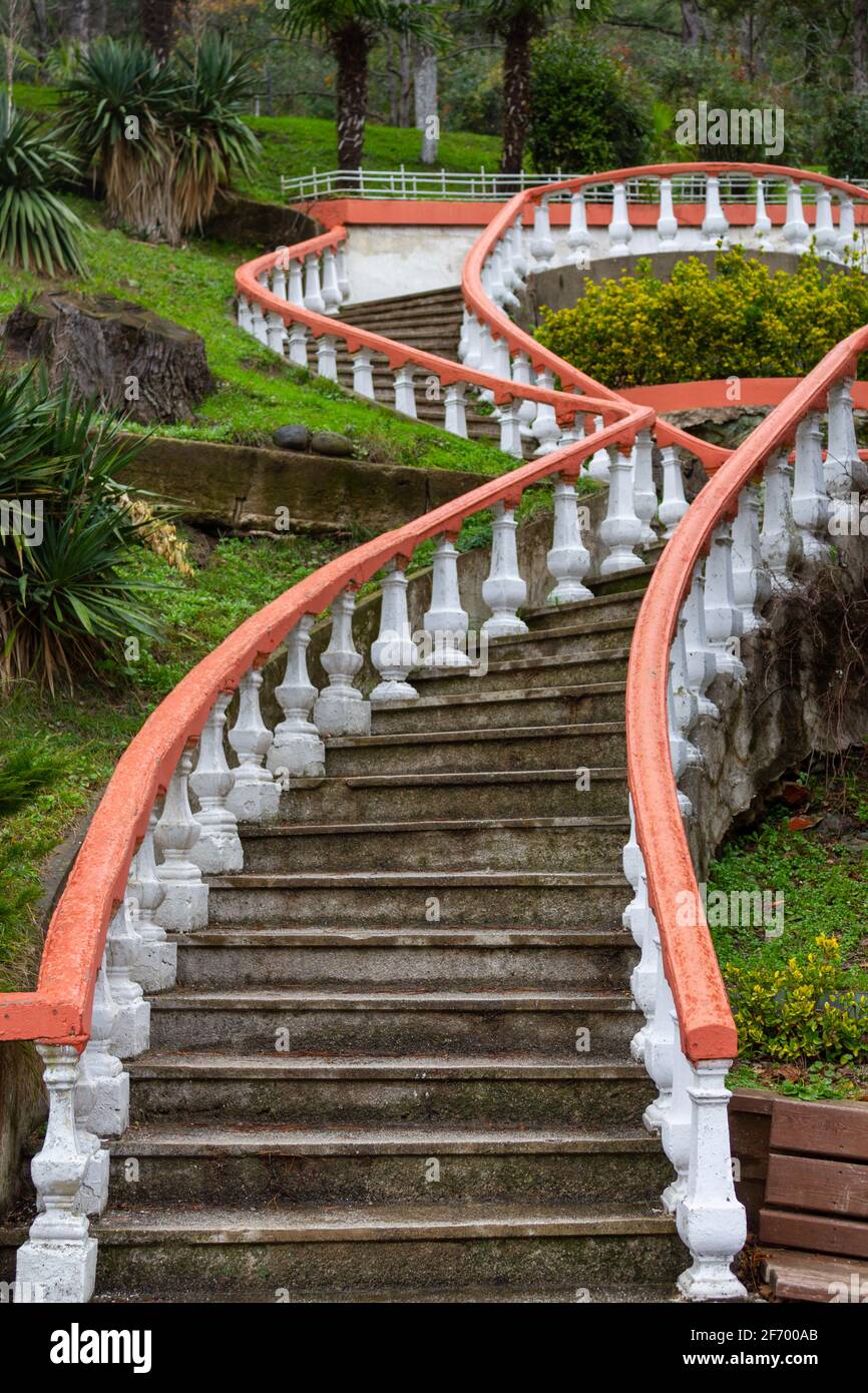 Ovale, spiralförmige Außentreppe. Gartenarchitektur Stockfoto