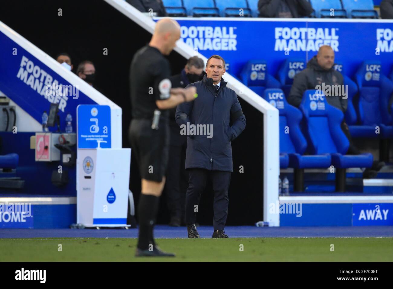 Leicester, Großbritannien. April 2021. Brendan Rogers Manager von Leicester City schaut auf Schiedsrichter Anthony Taylor, als er am 4/3/2021 in Leicester, Großbritannien, eine Buchung vornimmt. (Foto von Mark Cosgrove/News Images/Sipa USA) Quelle: SIPA USA/Alamy Live News Stockfoto