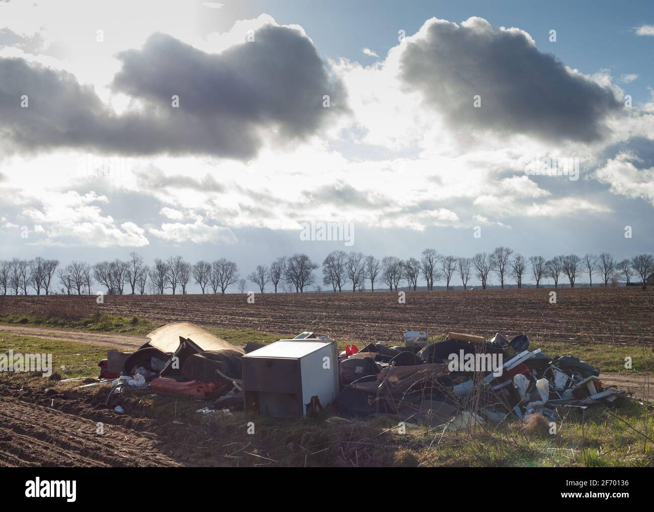 Poznan, Polen - 02. April 2021: Illegaler Müllberg an der Straße, Plastik und andere Abfälle. Gefährliche Umweltverschmutzung in der Natur. Stockfoto