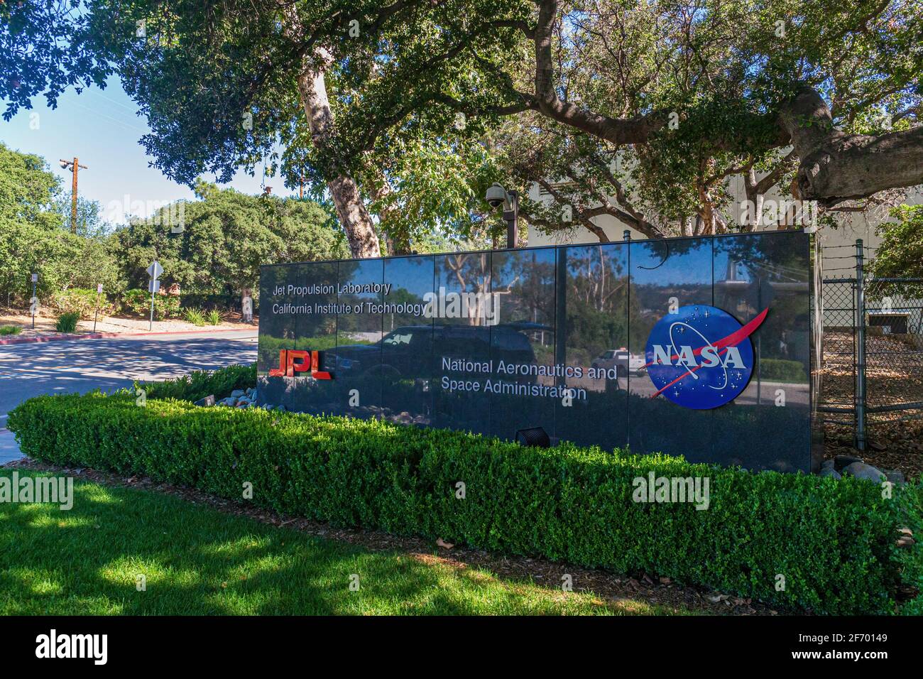 NASA- und JPL-Logo am Eingang zum Weltraum Flight Operations Facility Stockfoto