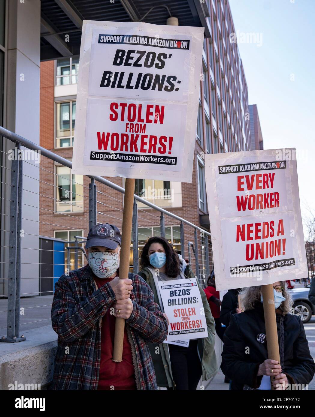 20. März 2021, Boston, Massachusetts, USA: Protestierende versammeln sich in Solidarität mit den Beschäftigten von Amazon, die sich am Samstag, dem 20. März, in Bessemer, Alabama, vor Whole Foods im Ink Block in Boston für die Anerkennung der Gewerkschaften organisieren. Quelle: Keiko Hiromi/AFLO/Alamy Live News Stockfoto