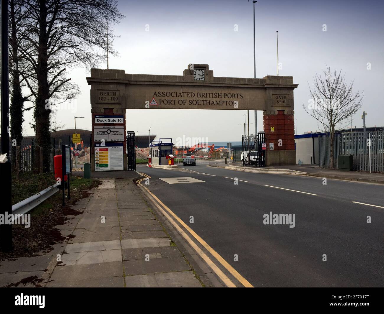 Eingang, verbundene britische Häfen, Hafen von Southampton, Dock Gate Number 10, Hampshire, England, Großbritannien, Stockfoto
