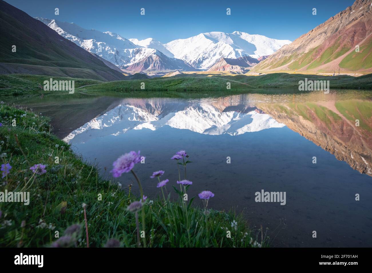 Malerischer Blick auf das schneebedeckte Lenin Peak Bergmassiv von der aus gesehen Das Achik-Tash Basislager mit Reflexion in der Gletscherlagune Stockfoto