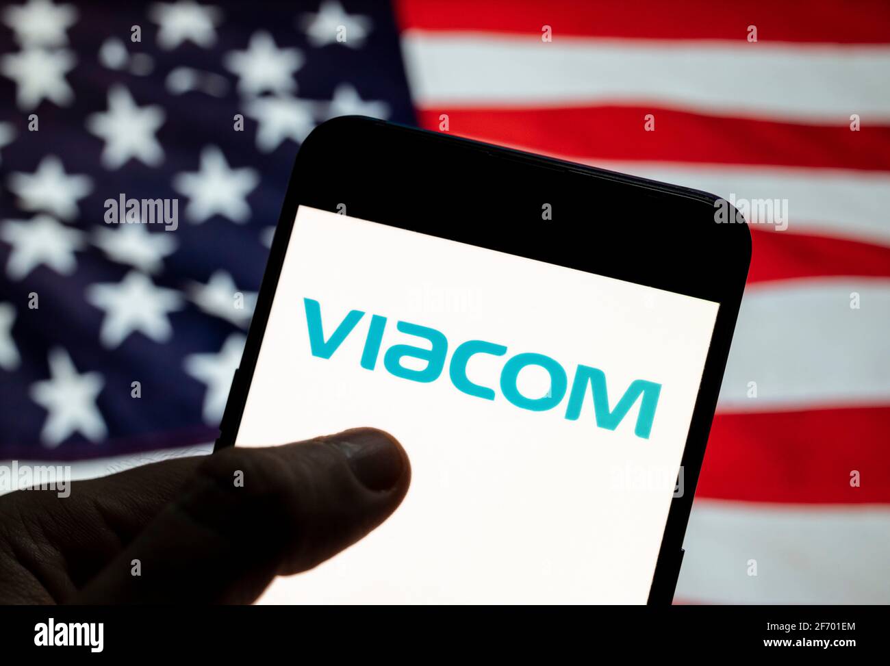 China. März 2021. In dieser Fotolabbildung ist das amerikanische multinationale Massenmedien-Konglomerat Viacom-Logo auf einem Smartphone mit einer Flagge der Vereinigten Staaten im Hintergrund zu sehen. (Foto: Chukrut Budrul/SOPA Images/Sipa USA) Quelle: SIPA USA/Alamy Live News Stockfoto