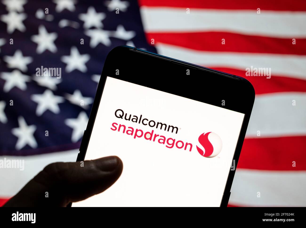 China. März 2021. In dieser Abbildung zeigt das mobile System auf einem Chip (SoC) von Qualcomm, das Qualcomm Snapdragon-Logo, das auf einem Smartphone mit einer Flagge der Vereinigten Staaten im Hintergrund angezeigt wird. Quelle: Chukrut Budrul/SOPA Images/ZUMA Wire/Alamy Live News Stockfoto