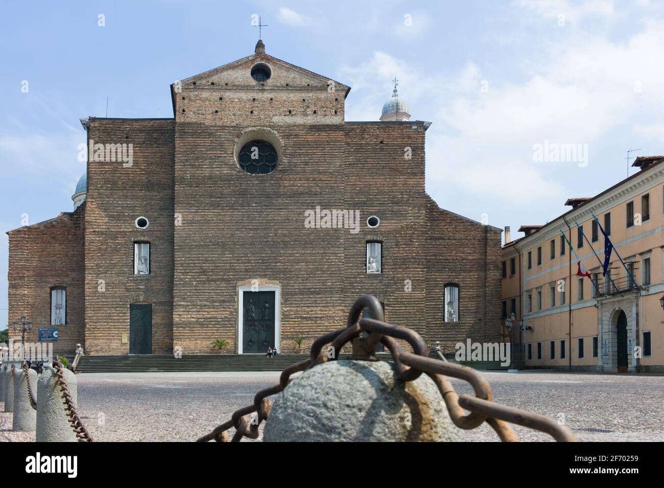 Rückansicht der Abtei von Santa Giustina und der Basilika Sant Antonio mit einer eisernen Fechtkette um einen Platz im Vordergrund in Padua Stockfoto