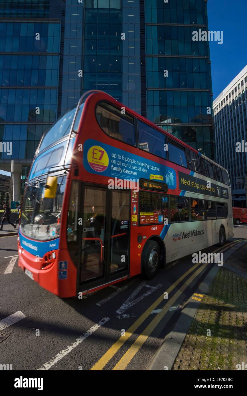 Birmingham City, Region West Midlands, Vereinigtes Königreich; April/10/2019; Busse im Stadtzentrum von Birmingham, Vereinigtes Königreich. Stockfoto