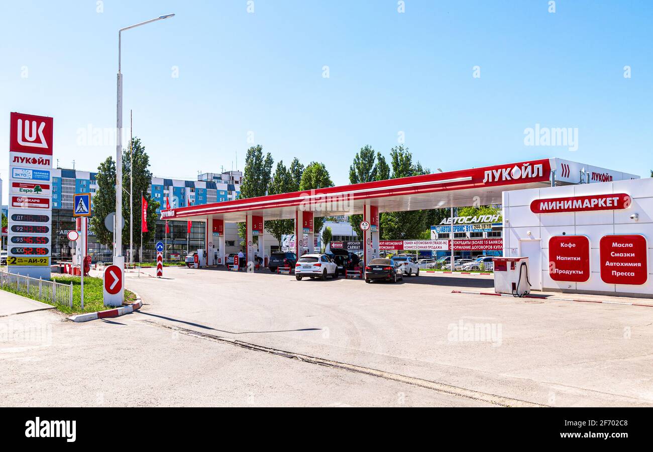 Samara, Russland - 29. Mai 2020: Lukoil-Tankstelle mit betanken Autos. Lukoil ist eine der größten russischen Ölgesellschaften Stockfoto