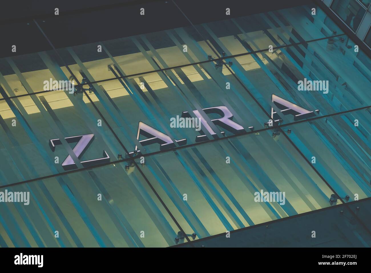 Birmingham, West Midlands, Vereinigtes Königreich; April/12/2019; Zara-Logo in einem Geschäft in Birmingham Mall City, Großbritannien Stockfoto