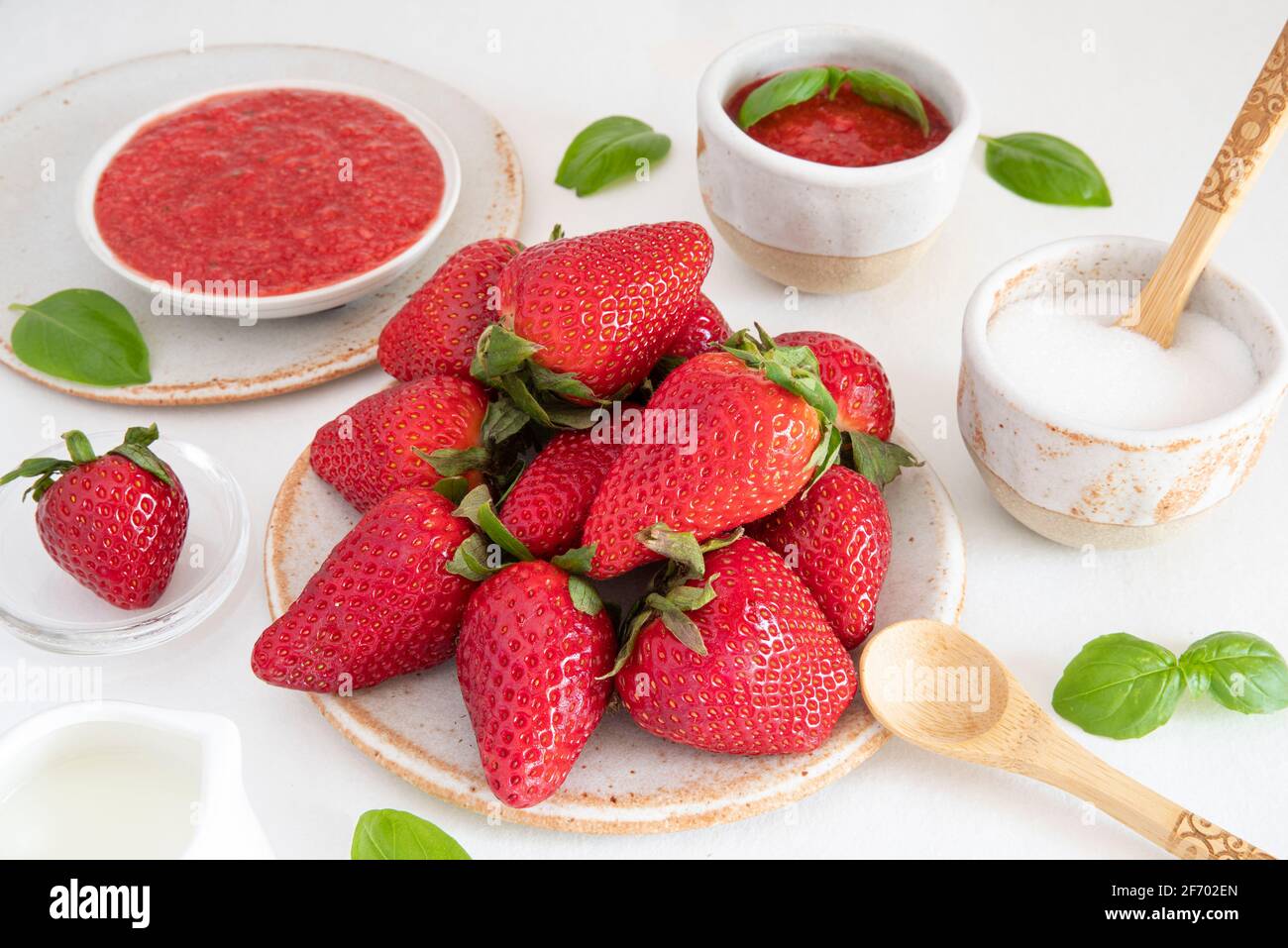 Nahaufnahme von frischen Erdbeeren in einem kleinen Gericht Stockfoto
