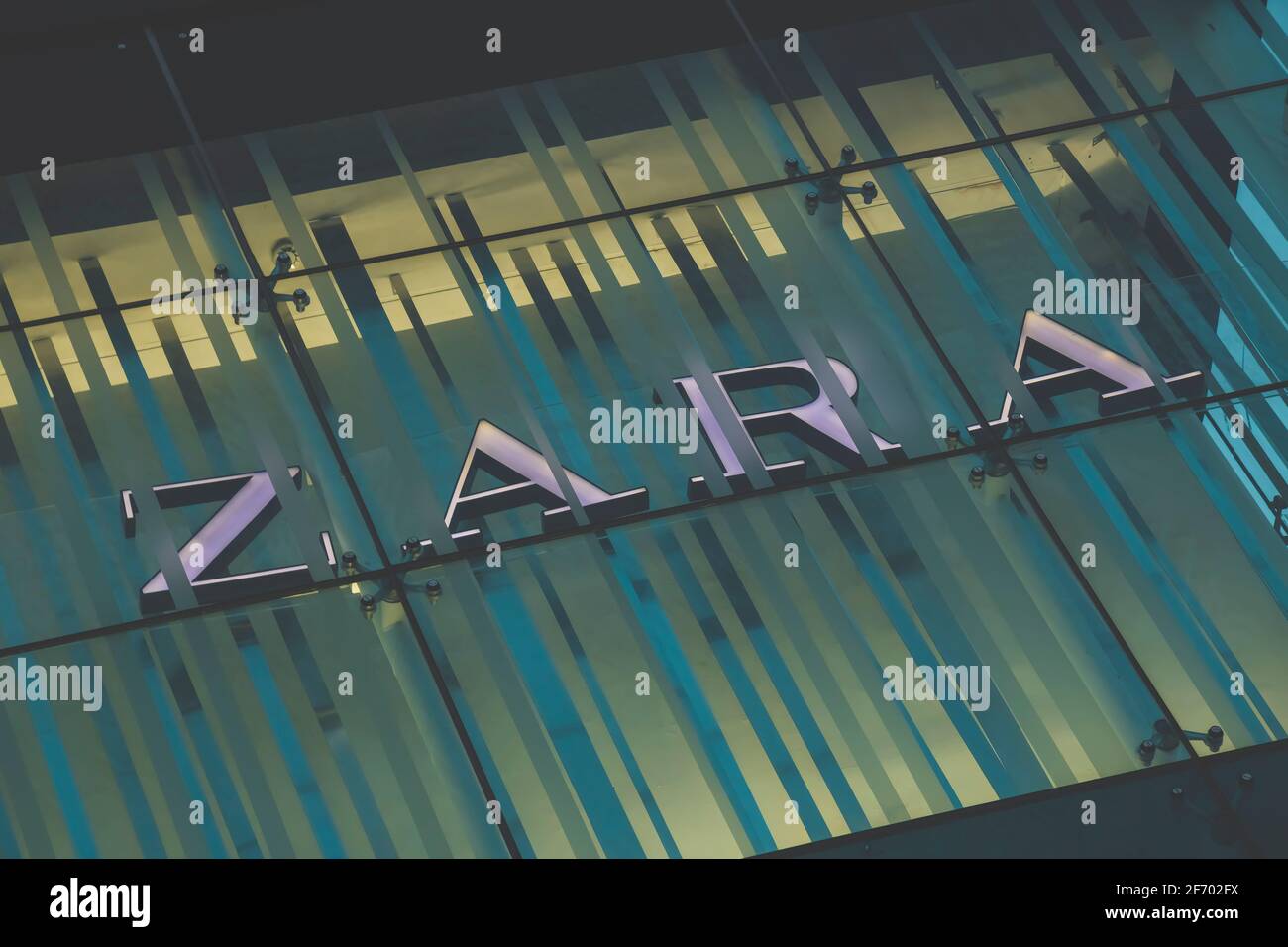 Birmingham, West Midlands, Vereinigtes Königreich; April/12/2019; Zara-Logo in einem Geschäft in Birmingham Mall City, Großbritannien Stockfoto