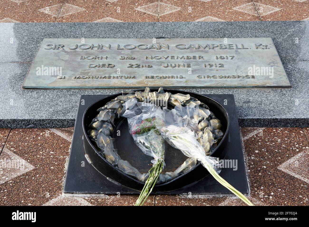 Gedenktafel am Sir John Logan Campbell Denkmal auf einem Baum Hill Auckland Neuseeland Stockfoto