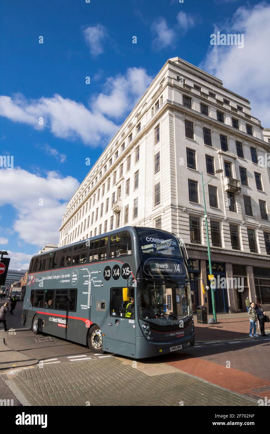 Birmingham City, Region West Midlands, Vereinigtes Königreich; April/10/2019; Busse im Stadtzentrum von Birmingham, Vereinigtes Königreich. Stockfoto