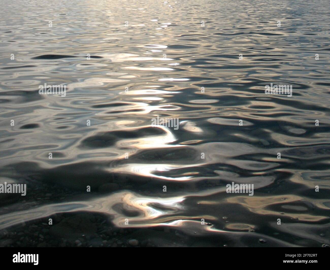 Abstrakt Dunkle Wasseroberfläche.Wasserfall Welle Wasser Hintergrundstruktur. Balck und weißer Hintergrund. Hochwertige Fotos Stockfoto