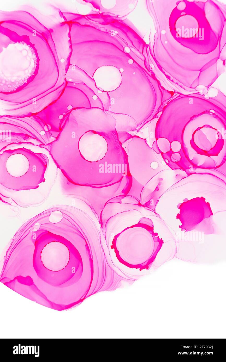Alkohol Tinte Rosen Textur. Rosa Neon abstrakter Hintergrund mit Blumen. Abstrakt durchscheinender Blumenfluss. Modernes Design mit fluidkarmesinroten Pfingstrosen Stockfoto