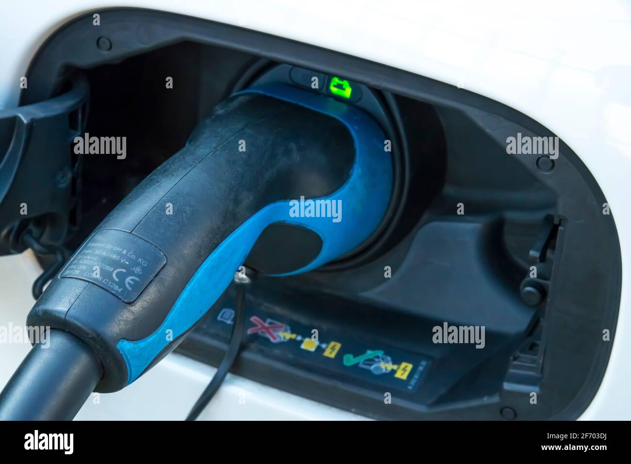 Elektroautos laden in einer Station Stockfoto