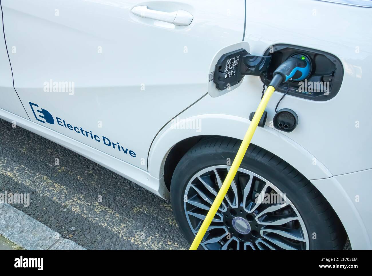 Elektroautos laden in einer Station Stockfoto