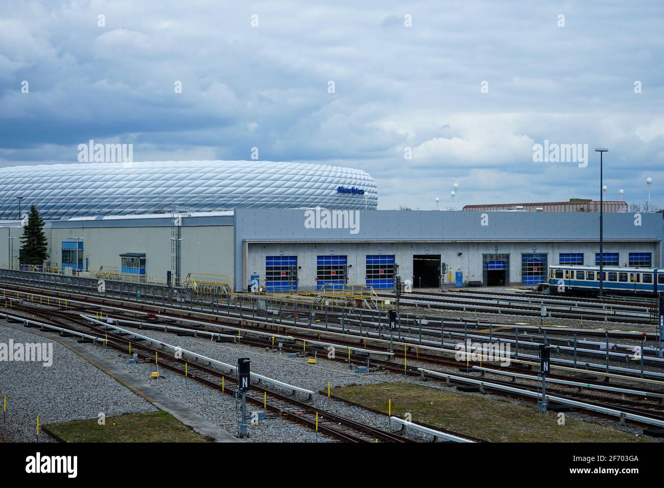 U-Bahn-Station Fröttmaning. Die Linie 6 in München dient als Anbindung an die Allianz Arena des FC Bayern München. Geisterhafte Stille verursacht Corona Lockdown. Stockfoto