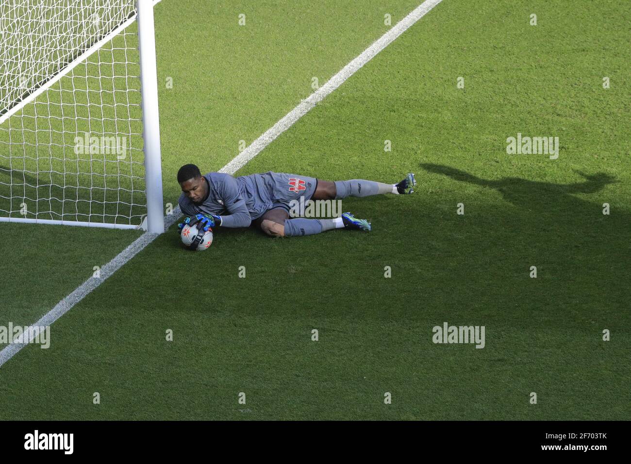 Paris, Frankreich. April 2021. Orestis KARNEZIS (Lille OSC) stoppte den Kick von Angel Di Maria (PSG) während des französischen Ligue-1-Fußballspiels zwischen Paris Saint-Germain und LOSC Lille am 3. April 2021 im Stadion Parc des Princes in Paris, Frankreich - Foto Stephane Allaman/DPPI/LiveMedia Kredit: Unabhängige Fotoagentur/Alamy Live News Stockfoto