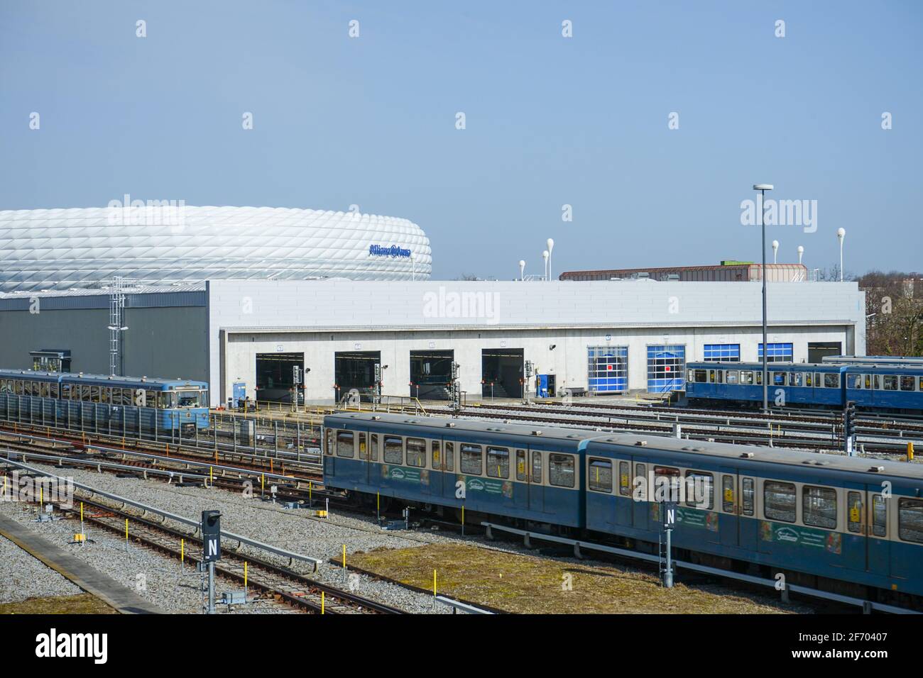 U-Bahn-Station Fröttmaning. Die Linie 6 in München dient als Anbindung an die Allianz Arena des FC Bayern München. Geisterhafte Stille verursacht Corona Lockdown. Stockfoto