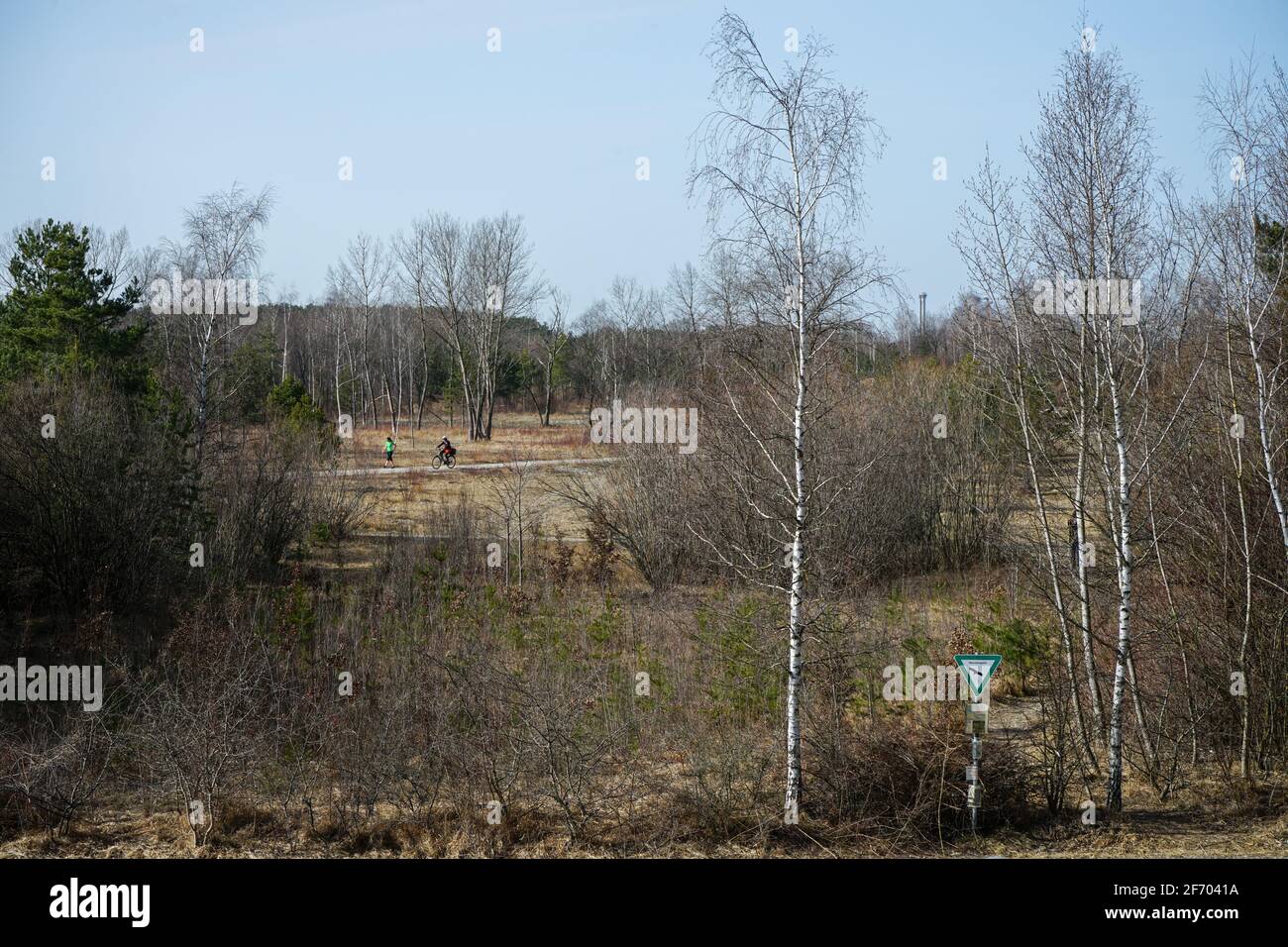 Die Südliche Fröttmaninger Heide ist ein Landschaftsschutzgebiet neben dem Fußballstadion der Allianz Arena. Stockfoto