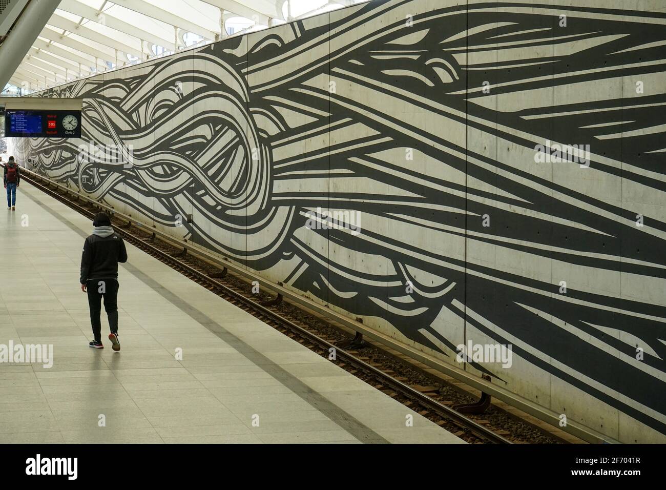 U-Bahn-Station Fröttmaning. Die Linie 6 in München dient als Anbindung an die Allianz Arena des FC Bayern München. Geisterhafte Stille verursacht Corona Lockdown. Stockfoto