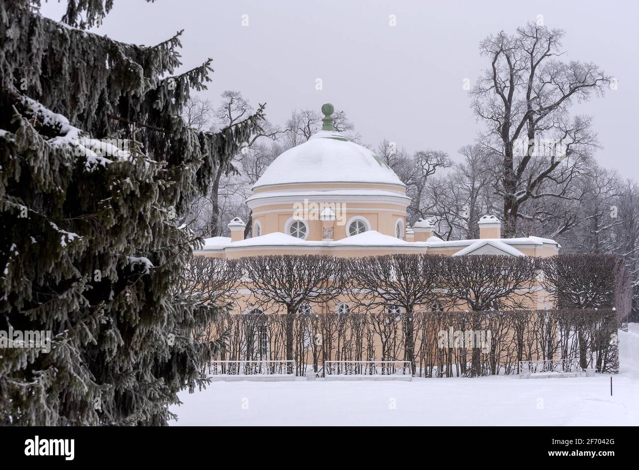 Tsarskoye Selo, Sankt-Petersburg, Russland – 24. Februar 2021: Der Pavillon des Unteren Badehauses im Winter im Katharinenpark Stockfoto