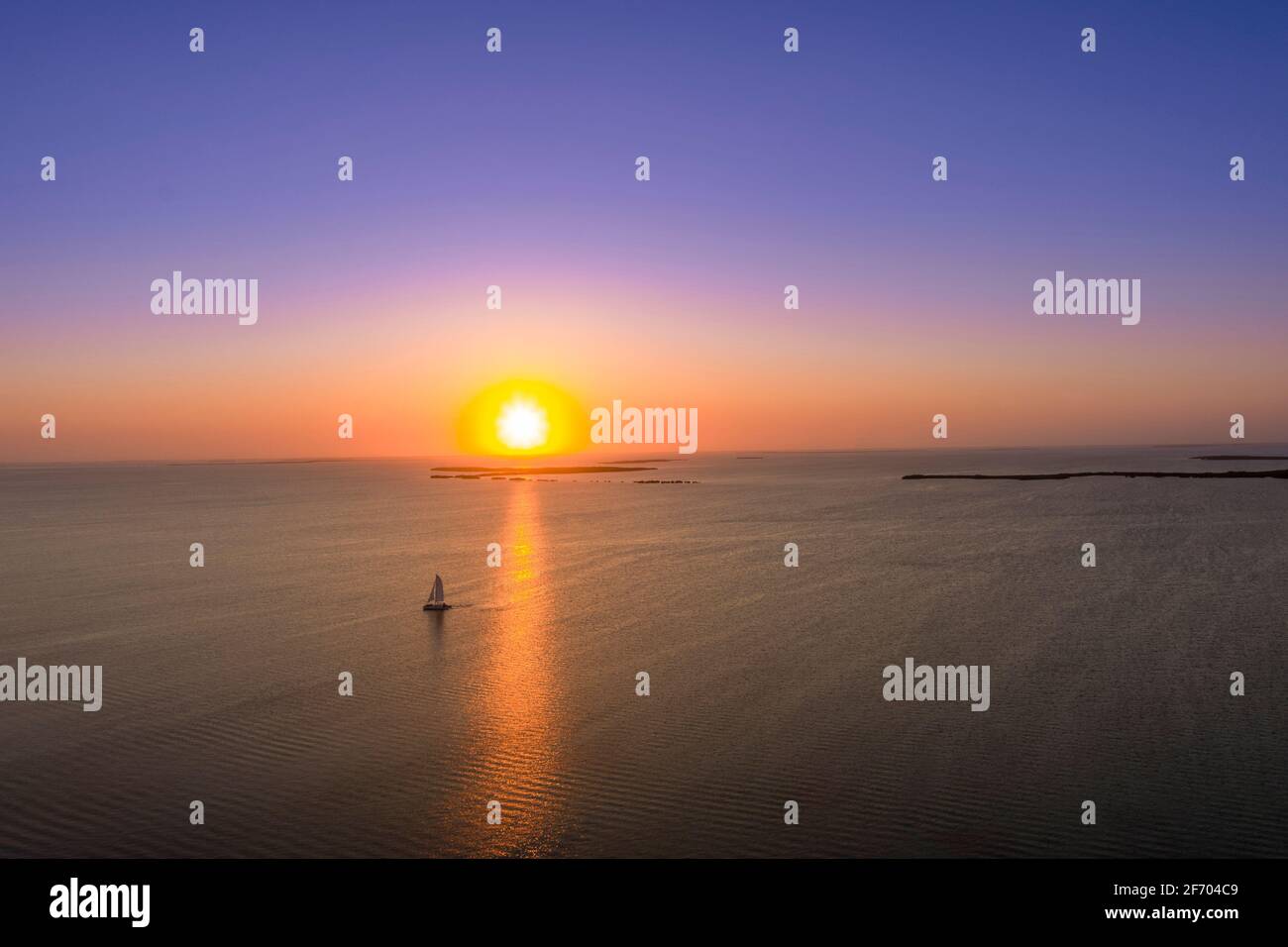 Segelboot segelt im Golf von Mexiko bei Sonnenuntergang, Key Largo Florida USA Stockfoto