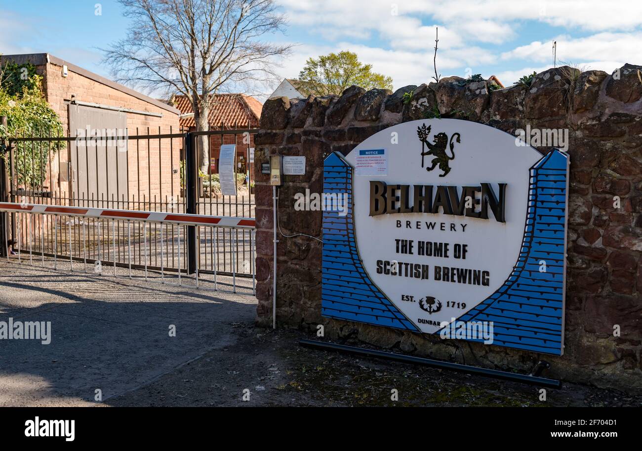 Geschlossenes Eingangstor der Belhaven Brauerei mit Namensschild, Dunbar, East Lothian, Schottland, Großbritannien Stockfoto