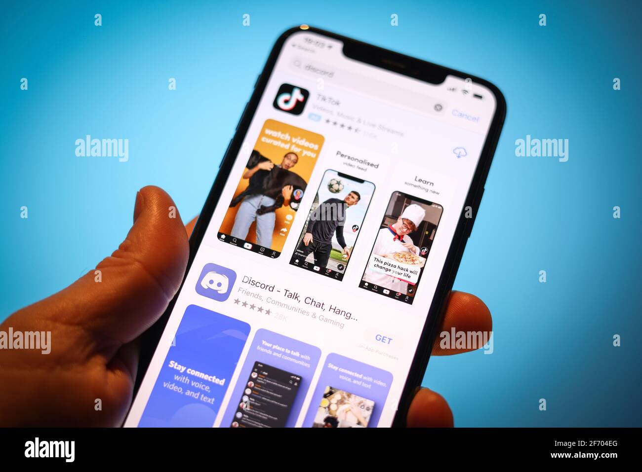 Die Kommunikations-App Discord ist im Apple App Store zusammen mit der App TikTok auf dieser Fotoleichung am 3. April 2021 in Warschau, Polen, zu sehen. Stockfoto