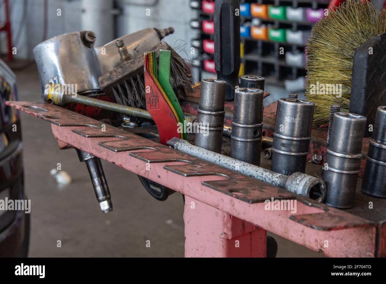 Schlagschrauber und Steckschlüssel zuverlässig und verwittert durch den Einsatz in der Kfz-Werkstatt. Stockfoto