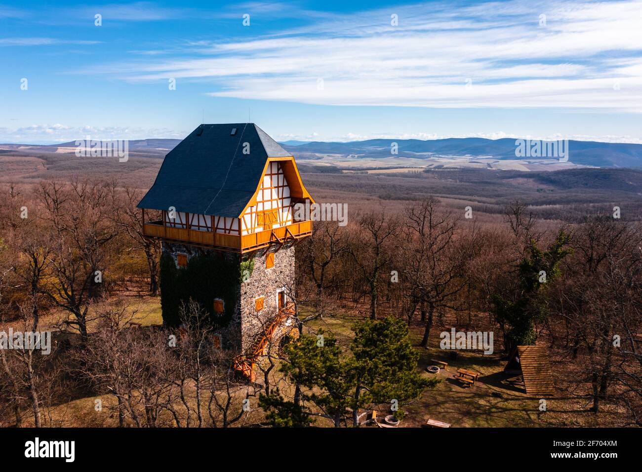 Buják, Ungarn - Luftaufnahme des berühmten Aussichtsturms Sasbérc, der den höchsten Punkt des Cserhát-Gebirges darstellt. Der ungarische Name ist Sasbérci kilátó. Stockfoto