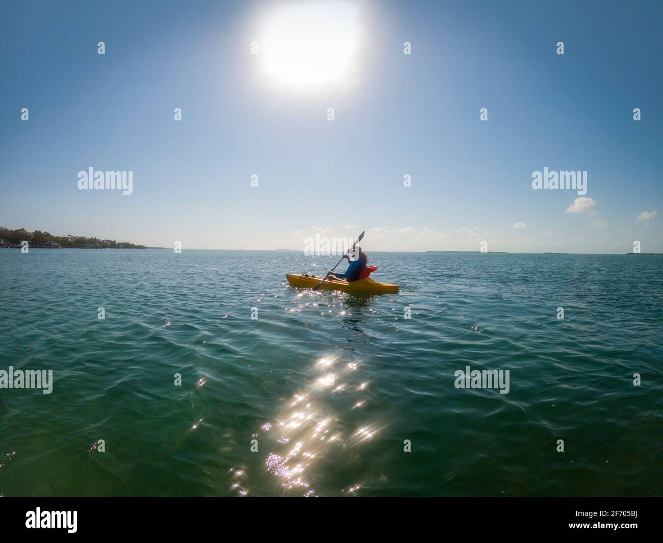 Frau, die im Ozean Kajak paddelt, Key Largo Florida, USA Stockfoto