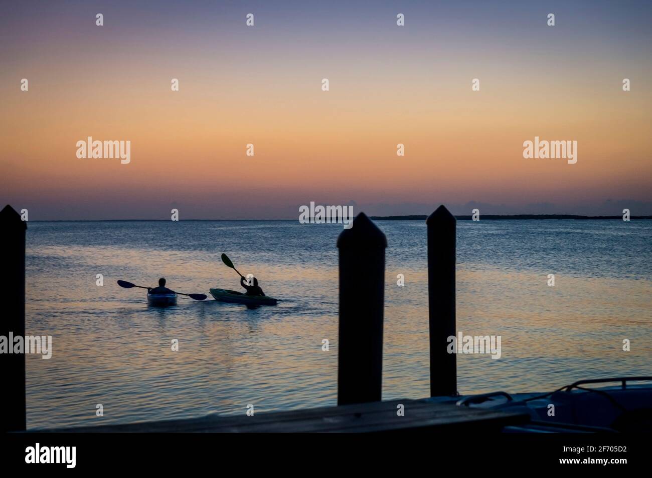 Zwei Kajakfahrer paddeln bei Sonnenuntergang, Key largo Florida USA Stockfoto