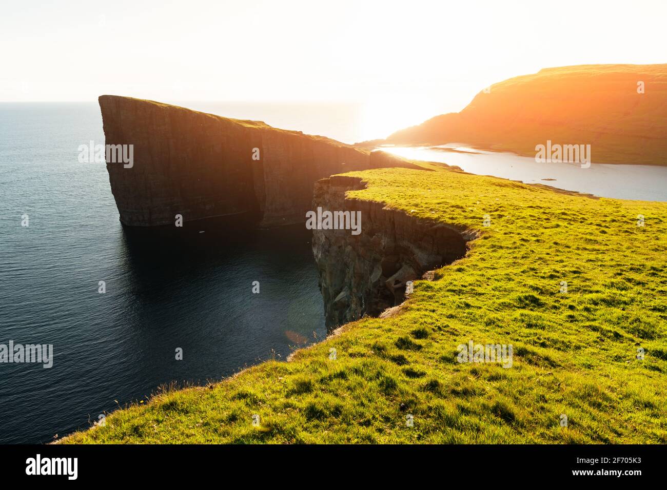 Unglaublicher Blick auf den See Sorvagsvatn auf den Klippen der Insel Vagar in Sonnenuntergang, auf den Faröer Inseln, Dänemark. Landschaftsfotografie Stockfoto