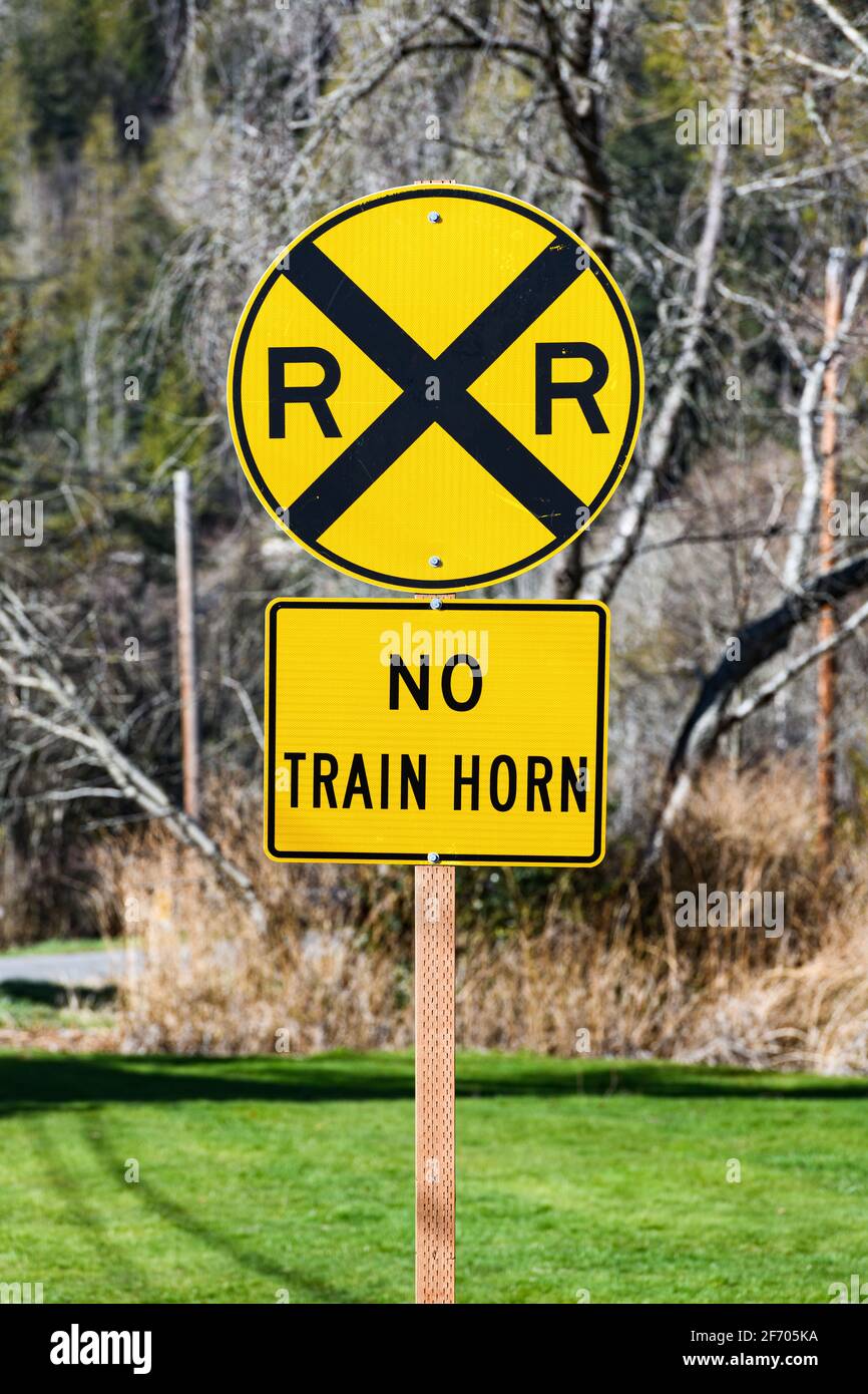 Eisenbahnzeichen in den Vereinigten Staaten von Amerika, das anzeigt Der Übergang hat keine Zughupe erforderlich und nähert Züge Kann nicht gehört werden Stockfoto