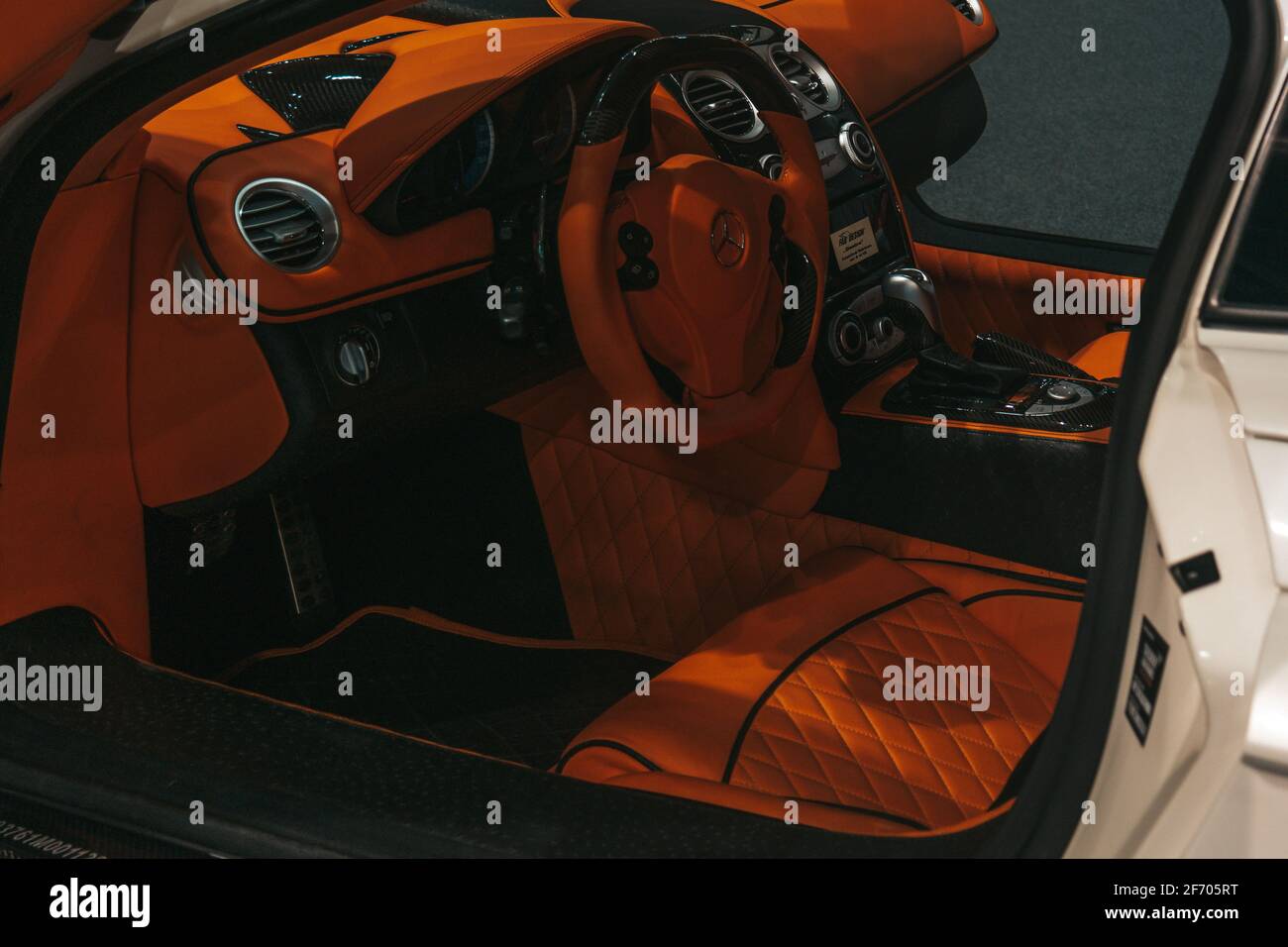 Modifiziertes weißes Mercedes Benz by FAB DESIGN mit schönem braunen Interieur, Autoshow mit seltenen Autos, die gezeigt werden, AMG Dubai Motor Show Stockfoto