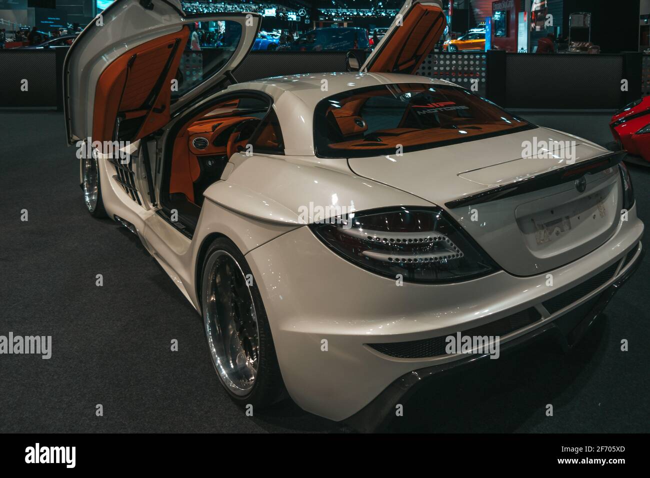 Modifiziertes weißes Mercedes Benz by FAB DESIGN mit schönem braunen Interieur, Autoshow mit seltenen Autos, die gezeigt werden, AMG Dubai Motor Show Stockfoto