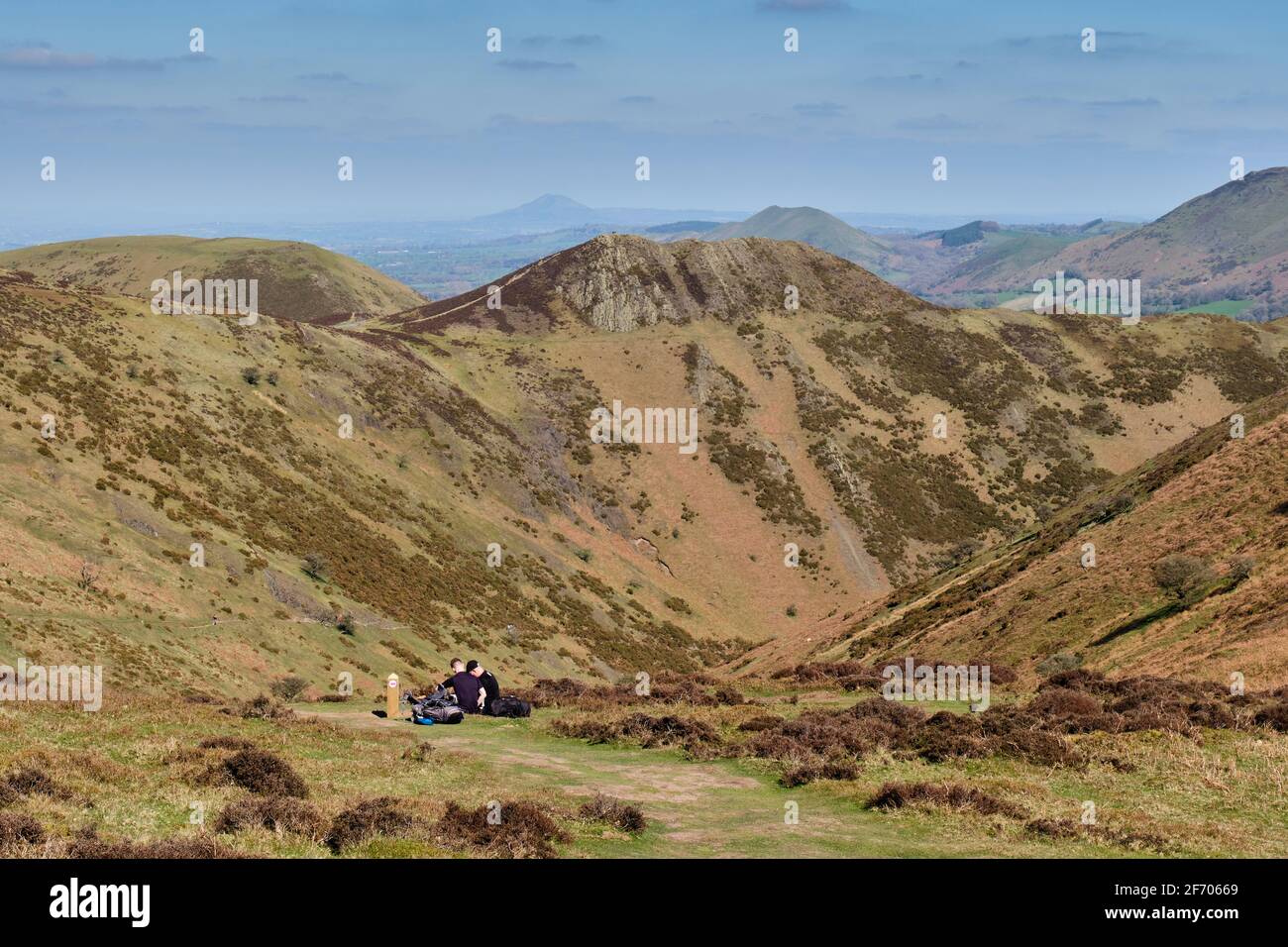 Wanderer schauen sich ihre Karte am oberen Rand von Townbrook Hollow an, auf dem Long Mynd, Church Stretton, Shropshire. Stockfoto