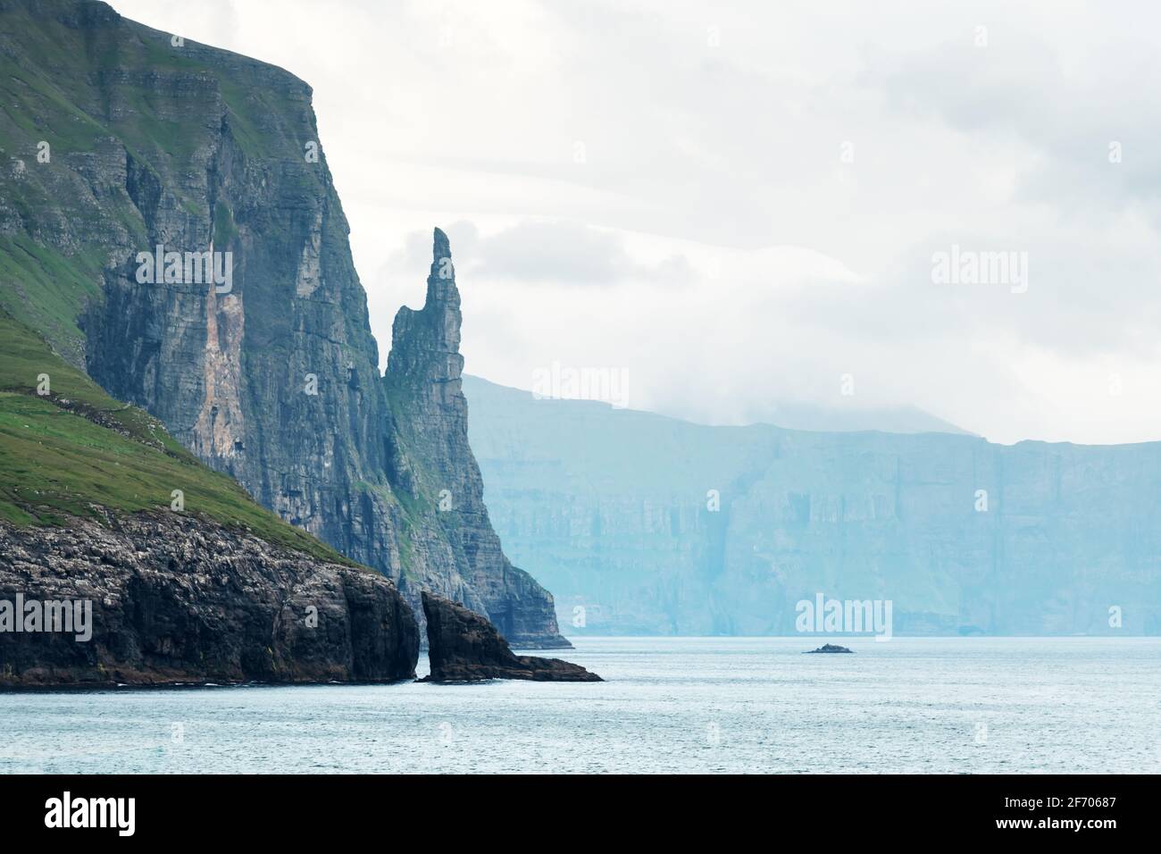 Wunderschöne färöische Landschaft mit berühmten Hexenfinger-Klippen und dramatischem bewölktem Himmel vom Trollkonufingur-Aussichtspunkt. Vagar, Färöer, Dem Stockfoto