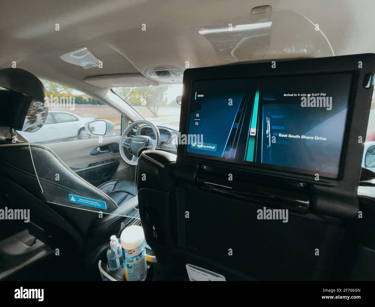 Das Innere eines vollständig autonomen Waymo-fahrerlosen fahrenden Autos auf einer Fahrt in Tempe, Arizona, wo das Unternehmen einen öffentlichen Beta-Test betreibt Stockfoto
