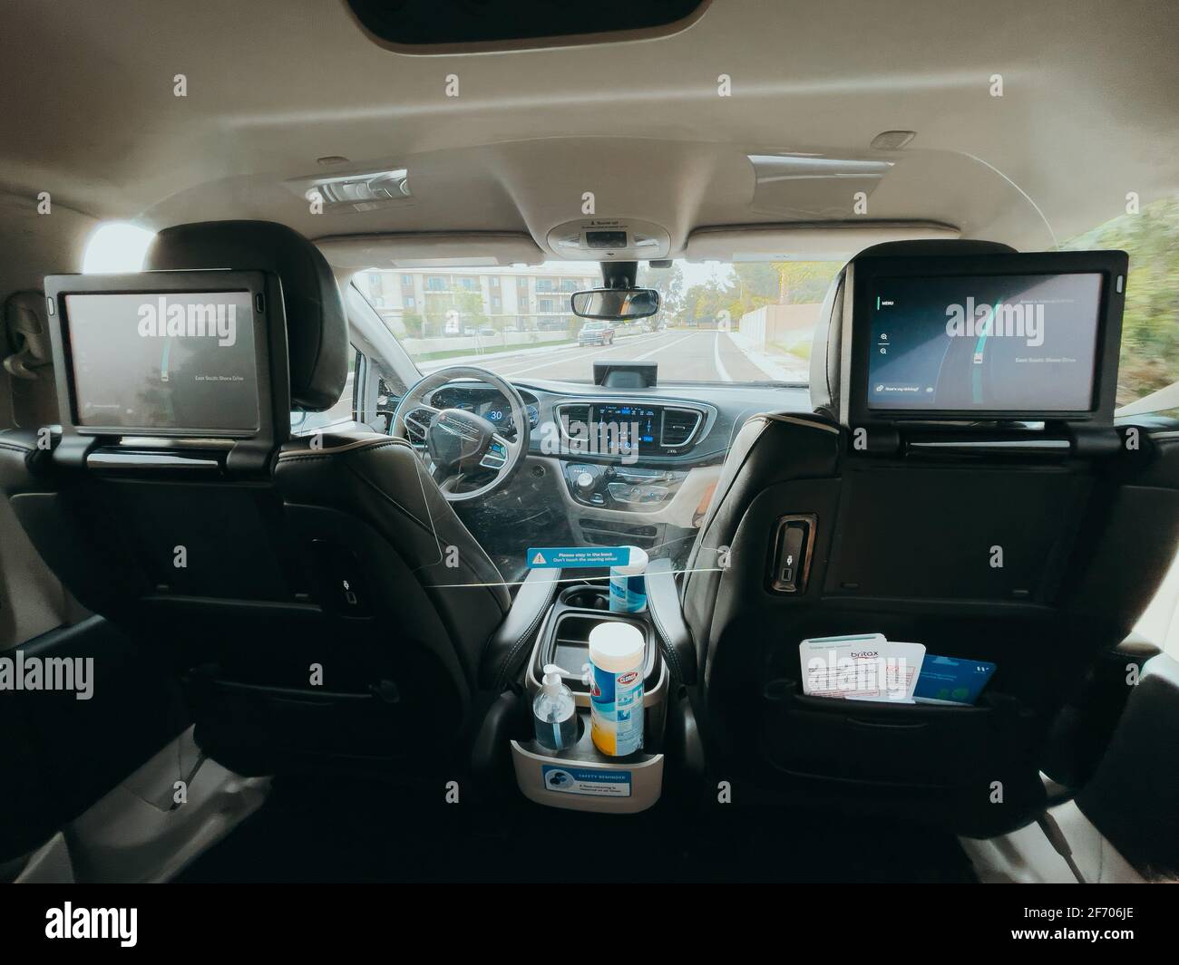 Das Innere eines vollständig autonomen Waymo-fahrerlosen fahrenden Autos auf einer Fahrt in Tempe, Arizona, wo das Unternehmen einen öffentlichen Beta-Test betreibt Stockfoto