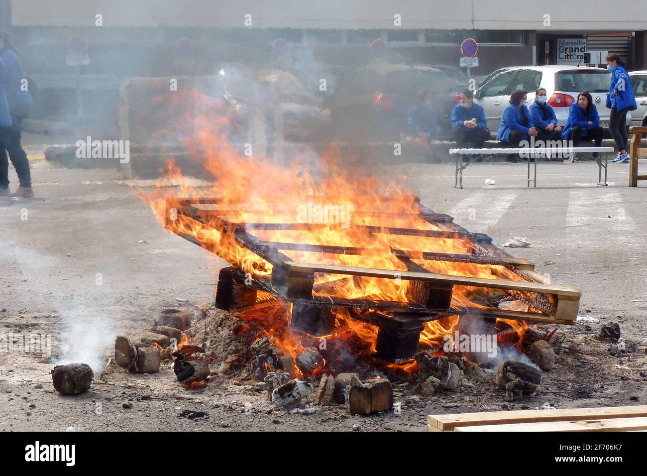 Marseille, Frankreich. März 2021. Die Demonstranten verbrennen Paletten auf dem Parkplatz des Carrefour-Hypermarktes, um sich während des Streiks aufzuwärmen.die CGT, der Allgemeine Gewerkschaftsbund (Confédération Générale du Travail) und der CFDT (Confédération Française Démocratique du Travail) Die Gewerkschaften der Carrefour France-Hypermärkte haben einen nationalen Streik gestartet, um bessere Arbeitsbedingungen und höhere Löhne zu fordern. Kredit: SOPA Images Limited/Alamy Live Nachrichten Stockfoto